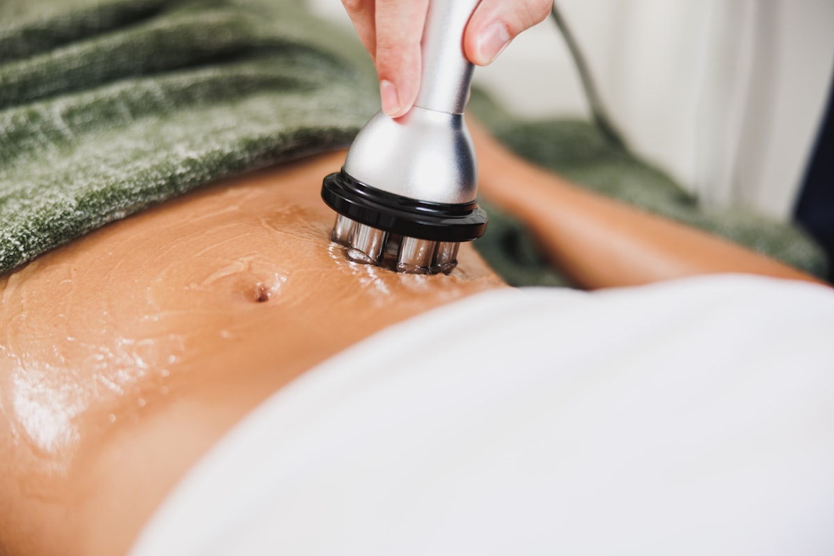 Tratament de remodelare corporală a abdomenului cu aparatură specializată